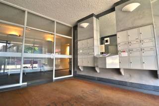 <p><span>DISCOVERY DAY || zaterdag 10 oktober ||</span></p><p><span>Kom dit appartement vrijblijvend bezoeken tussen 11u en 12u.</span></p><p><span> </span></p><p><span>RUIM APPARTEMENT OP ENKELE PASSEN VAN HET CENTRUM</span></p><p><span>Dit zalig ruime appartement geniet van een uiterst centrale ligging. <br />Op amper enkele stappen komt de Grote Markt tot leven en word je als vanzelf het centrum ingezogen.<br />Deze topper pakt uit met een smaakvolle inrichting, een overvloed aan licht en bijzonder mooie afmetingen.</span></p><p><span>De stijlvolle residentie wordt met liefde verzorgd, iets wat meteen opvalt bij het binnenkomen. <br />De lift brengt ons naar de derde verdieping, waar stijl en degelijkheid ons verwennen.</span></p><p><span> </span></p><p><span>De inkom verwelkomt, er is een praktische ingemaakte vestiairekast en een apart toilet.<br />Achter de dubbele glazen deur komt de leefruimte aanzetten met bijzonder veel woonruimte en fraaie glaspartijen. <br />Aansluitend biedt de uitgeruste keuken voldoende plaats voor een gezellig eethoekje. Er is ook een praktische bergruimte.</span></p><p><span>Achteraan voorziet het appartement in drie volwaardige slaapkamers, deze zijn deels uitgerust met praktische dressingkasten.<br />Twee kamers zijn voorzien van een stralende badkamer.</span></p><p><span> </span></p><p><span>Het uitgestrekt terras is een topper, een perfecte oriëntatie zorgt er voor heerlijke buitenmomenten, een open zicht voor extra rust.</span></p><p><span> </span></p><p><span>In de kelder is een privatieve berging.<br />Achteraan is een mooie garage met (niet inbegrepen in de prijs).</span></p><p><span> </span></p><p><span>CENTRAAL GELEGEN<br />NETJES ONDERHOUDEN<br />2 TOILETTEN<br />BREED UITGESTREKT TERRAS</span></p><p><span> </span></p><p><span> </span></p>