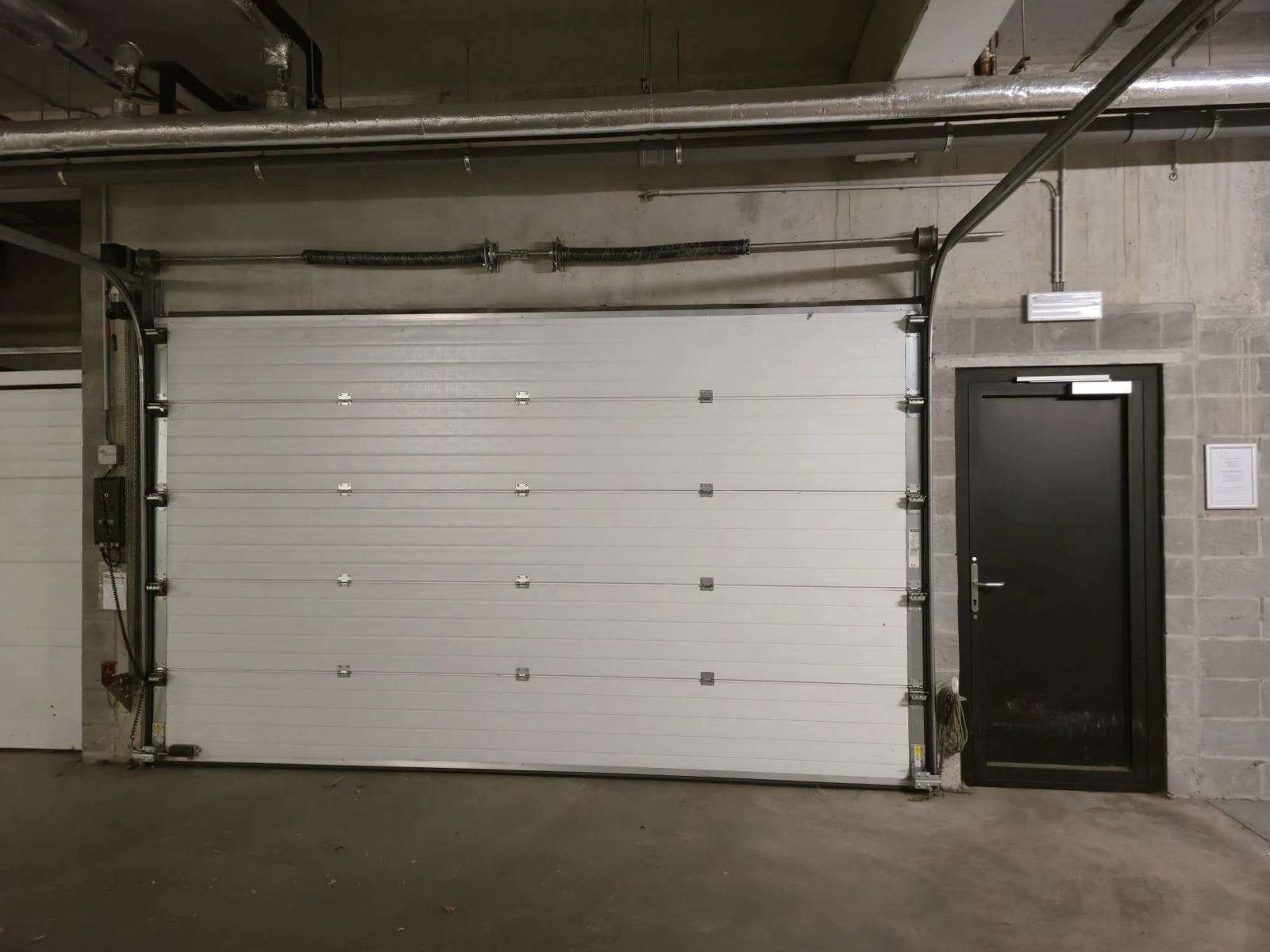 Ruime ondergrondse autostaanplaats op uitstekende locatie - foto 5