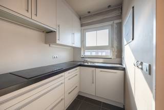 MONDELING VERKOCHT !!<br />
<article></article>
<article>
<div>
<div>
<div>
<div>
<div>
<div>
<h2>Ruim appartement met 2 slaapkamers en garagebox in Hoevenen</h2>
<p>Op de tweede verdieping van een verzorgd en goed onderhouden gebouw (bouwjaar 1975) bevindt zich dit aangename appartement in Hoevenen. Dankzij de ruime trap is het appartement vlot bereikbaar. Met een bewoonbare oppervlakte van <strong>90 m²</strong> geniet u hier van een comfortabele en doordachte indeling, ideaal voor starters, voor eigen bewoning of als investering.</p>
<p>Het appartement beschikt over PVC-ramen met dubbel glas en centrale verwarming via een gemeenschappelijke stookinstallatie. De vaste maandelijkse kosten bedragen € 180 en omvatten zowel de verwarming als het waterverbruik, een belangrijke financiële troef. Achter het gebouw bevindt zich een ruime garagebox met kantelpoort, <b>inbegrepen in de prijs.</b></p>
<p>We betreden het appartement via de inkomhal van 8 m², afgewerkt met een onderhoudsvriendelijke laminaatvloer.</p>
<p>Achteraan bevinden zich twee slaapkamers van respectievelijk 12 m² en 8 m², beide op laminaat en voorzien van rolluiken.</p>
<p>De ruime woonkamer op laminaat geniet van aangename lichtinval en is uitgerust met een elektrische rolluik en een airco-installatie, wat extra comfort biedt in elk seizoen.</p>
<p>De volledig uitgeruste keuken beschikt over:</p>
<ul>
<li>
<p>vaatwasser</p>
</li>
<li>
<p>dampkap</p>
</li>
<li>
<p>koelkast</p>
</li>
<li>
<p>diepvries</p>
</li>
<li>
<p>oven</p>
</li>
<li>
<p>microgolf</p>
</li>
<li>
<p>inductiekookplaat</p>
</li>
<li>
<p>spoelbak</p>
</li>
<li>
<p>composiet werkblad</p>
</li>
</ul>
<p>De betegelde badkamer is ingericht met een douche in bad, lavabo, toilet en ventilatiesysteem. Aansluitend is er een praktische wasplaats op laminaatvloer.</p>
<p>Een goed onderhouden appartement met twee slaapkamers, airco, volledig uitgeruste keuken en een ruime garagebox. Dankzij de inbegrepen verwarming en water in de vaste kosten is dit een bijzonder interessante opportuniteit in Hoevenen.</p>
<p>Interesse? Contacteer ons vandaag nog voor een bezoek via <strong>03 535 12 75</strong>.<br /><br /><strong>BEWOONBARE OPPERVLAKTE:</strong><br />De vermelde “bewoonbare oppervlakte” is gebaseerd op de “bruikbare vloeroppervlakte” zoals vermeld in het EPC.</p>
</div>
</div>
</div>
</div>
</div>
</div>
</article>