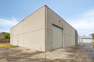 Functioneel bedrijfsgebouw te koop in Zwevegem. Dit gebouw heeft een totale oppervlakte van ca. 650 m² verdeeld over 2 verdiepingen. Het gebouw is momenteel opgedeeld in verschillende ruimtes maar zou kunnen opengetrokken worden. <br /><br />Oppervlaktes: <br />- Perceel: 1221 m²<br />- Gelijkvloers: ca. 400 m²<br />- 1e verdieping: ca. 250 m²<br /><br />Specificaties: <br />- Manuele poort<br />- Polybetonvloer<br />- Afwasbare muren<br />- Goederenlift<br /><br />Bent u op zoek naar bedrijfsvastgoed in Zwevegem? Aarzel dan niet om ons te contacteren op het nummer 056 21 11 11.<br /><br />Bestuursmaatregelen in het maatregelenregister: in aanvraag