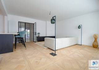 Goed gelegen en ruim 2-slaapkamerappartement op de 2de verdieping met zijdelings open zicht, vlak bij het Casino en het Leopoldpark! <br />Indeling: inkomhal met vestiairekast, apart toilet, ruime en lichtrijke woonkamer, volledig ingerichte keuken met berging en toegang tot het terras, badkamer met lavabo en inloopdouche, 2 slaapkamers met terras. <br /><br />Troeven: <br />- Bewoonbare oppervlakte: 90 m² <br />- Zijdelings open zicht <br />- Gelegen op een toplocatie nabij het Casino en het Leopoldpark <br />- Gevel wordt nog vernieuwd <br />- EPC: 250 kWh/m² (UC: 2013894) <br /><br />Stedenbouwkundige inlichtingen: in aanvraag <br /><br />Disclaimer: De 3D-render van de gevel die in deze aanbieding worden gepresenteerd, dienen uitsluitend ter illustratie en weergave van het pand. <br /><br />Contacteer PERSPECTIEF VASTGOED – 7 op 7 bereikbaar – voor meer informatie of een bezoek.<br />Bel 050/550.750 of mail naar info@perspectiefvastgoed.be.