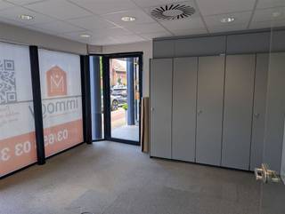 'Espace commercial dans un emplacement commercial exceptionnel dans le centre de s-Gravenwezel * Rez-de-chaussée (83 m²) : espace ouvert avec accès...