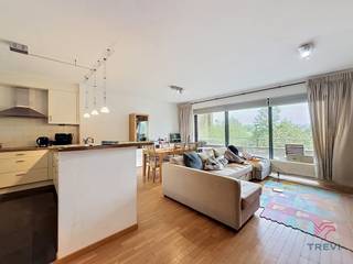 <strong>SINT-LAMBRECHTS-WOLUWE, </strong>Vlak bij het Woluwé Shopping Center en alle voorzieningen, in een rustige doodlopende straat: appartement met een woonoppervlakte van ± 90 m²:<br /><br /><strong><span>Op de 1e verdieping, ONGEMEUBILEERD</span> : </strong><br />
<ul>
<li>Hal met garderobe</li>
<li>Apart toilet</li>
<li>Woonkamer van ± 42 m² met toegang tot het terras van ± 12 m² op het ZUIDEN</li>
<li>Volledig uitgeruste keuken (oven, kookplaten, afzuigkap, koelkast, vriezer, vaatwasser, magnetron)</li>
<li>Wasruimte met wasmachine en droger</li>
<li>Slaapgedeelte</li>
<li>Slaapkamer 1 van ± 14 m² (4 x 3,4 m)</li>
<li>Slaapkamer 2 van ± 9 m² met ingebouwde kleedkamer (2,9 x 2,9 m)</li>
<li>Badkamer (bad/douche, wastafel, wc)</li>
</ul>
Kelder nr. A13<br /><br />Verplichte overdekte parkeerplaats nr. 22 voor € 100 extra per maand VERPLICHT <br /><br /><span>Voorziening voor servicekosten</span> : € 80/maand (gemeenschappelijk)