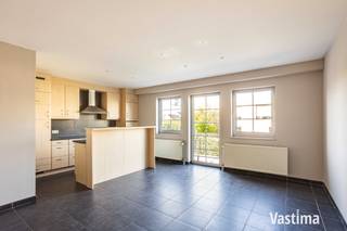 Bent u op zoek naar een instapklaar appartement waar comfort, een centrale ligging en energiezuinig wonen samenkomen? Dan is dit verzorgde duplexappartement in het hart van Opwijk precies wat u zoekt. Ideaal als eerste eigen woning of als interessante investering met een uitstekend verhuurpotentieel.<br /><br />EPC label B – 108 kWh / CV Aardgas (2024) / Bouwjaar 2004 / HR-Dubbel glas - Alu<br /><br />De lichtrijke leefruimte met open keuken vormt het gezellige hart van het appartement en biedt alle ruimte om comfortabel te wonen. Aansluitend bevindt zich een praktische berging met extra opbergruimte en aansluitingen voor wasmachine en droogkast.<br /><br />Op de duplexverdieping vindt u twee volwaardige slaapkamers, een verzorgde badkamer en een afzonderlijk toilet. Dankzij de doordachte indeling wordt elke vierkante meter optimaal benut en geniet u van een aangenaam wooncomfort.<br /><br />Ook op technisch vlak scoort dit appartement uitstekend. De recente cv-ketel zorgt voor een energiezuinige en efficiënte verwarming, waardoor u geniet van een comfortabel binnenklimaat én een lagere energiefactuur.<br /><br />De ligging is een absolute troef. U woont in het centrum van Opwijk, op wandelafstand van winkels, horeca, openbaar vervoer en andere dagelijkse voorzieningen. Alles wat u nodig heeft bevindt zich binnen handbereik.<br /><br />Of u nu starter, alleenstaande of investeerder bent, dit instapklare duplexappartement biedt de ideale combinatie van comfort, ligging en betaalbaarheid.<br /><br />Interesse? Contacteer Vastima vandaag nog en plan uw bezoek.