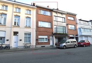 Ontdek het potentieel van deze ruime gezinswoning, ideaal gelegen aan de stadsrand van Mechelen. Met een bewoonbare oppervlakte van circa 193 m² en maar liefst 4 slaapkamers, biedt dit pand de perfecte basis om, na renovatie, uw droomhuis te creëren.<br /><br /><u><strong>Indeling en kenmerken:</strong></u><br />De woning verwelkomt u met een doorzonwoonkamer die overloopt in de eetkamer en open keuken. Vanuit de keuken heeft u directe toegang tot de tuin, een fijne buitenruimte met veel potentieel.<br /><br />Op de bovenverdiepingen bevinden zich:
<ul>
<li>Tussenverdieping: badkamer.</li>
<li>Eerste verdieping: 2 volwaardige slaapkamers.</li>
<li>Tweede verdieping: 2 volwaardige slaapkamers waarvan ééntje met vide.</li>
</ul>
<br /><u><strong>Locatie en troeven:</strong></u><br />De ligging is een absolute troef. U woont aan de stadsrand, maar met alle nodige voorzieningen binnen handbereik:<br /><br />Vlotte verbinding naar het station.<br />Winkels, scholen en openbaar vervoer op wandelafstand.<br />Snelle toegang tot belangrijke invalswegen.<br /><br />Interesse?<br />Grijp deze kans en maak van dit huis uw nieuwe thuis. Voor meer informatie of een bezichtiging, neem gerust contact op via 0494 03 06 40 of michael@immovos.be.<br />