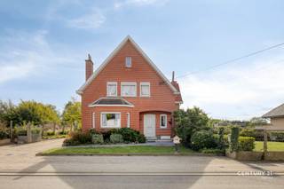 Op zoek naar een charmante woning met ruimte, karakter en mogelijkheden om er helemaal je eigen thuis van te maken? Dan is deze woning aan de Oude Halensebaan 98 in Waanrode zeker een bezoekje waard!
Via de inkomhal kom je terecht in de verschillende leefruimtes. De woning beschikt over een gezellige zitkamer en een ruime woonkamer, waardoor je zowel een knusse plek om te ontspannen als een aangename leefruimte hebt. Aansluitend vind je de keuken en de veranda, die zorgt voor extra licht en een fijne verbinding met de buitenomgeving.
Op de verdieping zijn er 3 slaapkamers en een badkamer. Ideaal voor een gezin, maar uiteraard ook interessant voor wie een extra kamer als bureau, dressing of hobbyruimte wil gebruiken.
Ook praktisch heeft deze woning heel wat te bieden. Met 2 garages en een oprit is er voldoende plaats voor wagens, fietsen en extra bergruimte.
De woning wordt verwarmd op aardgas en beschikt reeds over vernieuwde ramen. Het EPC heeft momenteel label E. Mits enkele gerichte energetische aanpassingen zijn er mogelijkheden om het energiepeil verder te verbeteren en een gunstiger resultaat te behalen.
Ook de ligging is een mooie troef. Je woont hier in een rustige omgeving van Waanrode, terwijl je toch vlot verbonden bent met de omliggende gemeenten. Het centrum van Waanrode, met onder meer winkels, school en dagelijkse voorzieningen, bevindt zich op korte afstand. Ook het openbaar vervoer is vlot bereikbaar. Via de nabijgelegen N29 zijn onder meer Diest en Tienen gemakkelijk bereikbaar en ook de E314 richting Leuven, Hasselt en verder ligt op slechts enkele kilometers.
Kortom: een charmante woning met 3 slaapkamers, 2 garages, een oprit en heel wat mogelijkheden, op een rustige én goed bereikbare locatie.
Kom jij het potentieel van deze woning ontdekken?
Vraagprijs: €319.000
Interesse? Contacteer Tina voor een bezoek op 0491 52 42 72!