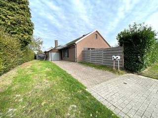 ALLEENSTAANDE GELIJKVLOERSE WONING op een mooi perceel van 600 m², gelegen in een rustige kindvriendelijke wijk. Indeling: inkom met...