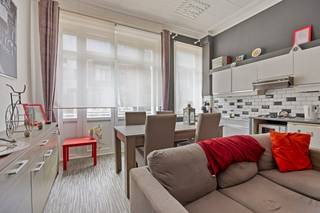 Bent u op zoek naar een instapklaar en gezellig appartement in Blankenberge? Dit weerspiegelt een unieke kans op de huidige vastgoedmarkt. Gelegen langs de welbekende De Smet de Naeyerlaan geniet u hier van een vlotte bereikbaarheid en bent u overal dicht bij alle belangrijke voorzieningen.De indeling van het pand is als volgt:-Lichtrijke leefruimte met grote raampartijen en veel natuurlijke lichtinval- Ingerichte keuken voorzien van het nodige comfort- Comfortabele slaapkamer- Badkamer met alle nodige faciliteitenDit appartement kopen is ideaal als investering of als eigen knusse woonst in Blankenberge. Dankzij het gunstige energieprestatiecertificaat bent u bovendien vrijgesteld van een verplichte renovatie. Mis deze opportuniteit niet. Bent u klaar voor de aankoop van een centraal gelegen appartement te koop in Blankenberge? Dit aantrekkelijke immo-aanbod in Blankenberge biedt alles wat u zoekt.Meer info, aarzel niet om contact op te nemen met ons kantoor!Bestuursmaatregelen in het maatregelenregister: in aanvraag