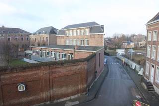 Dit handelshuis is centraal gelegen in de stad, op de Houtmarkt. Voormalig was dit een bloemenwinkel met 2 bovenliggende woongelegenheden...