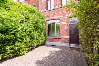 Ruime gezinswoning in het centrum van Borsbeek, met charmante gevel en leuk tuintje.Indeling:Glv: kleine voortuin, ideaal om fietsen en dergelijke te...