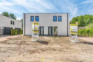 <strong>PRACHTIGE NIEUWBOUWWONING (GRONDAANDEEL €156.000 + 12% REGISTRATIERECHTEN EN CONSTRUCTIE €284.000 + 21% BTW) MET EEN HEERLIJK LICHTRIJKE WOONKAMER MET OPEN KEUKEN, RUIME BERGING, 3 SLAAPKAMERS EN EEN RUIME BADKAMER VOORZIEN VAN ALLE COMFORT OP EEN PERCEEL VAN 4A 22CA! Een aangename woning met een bewoonbare oppervlakte van +-110m², op een perceel van 4a 22ca! De woning biedt op de gelijkvloerse verdieping een heerlijk ruime woonkamer met open keuken, een ruime berging, een wc en een hal met trap naar de verdieping. Op deze eerste verdieping beschikt de woning over maar liefst 3 slaapkamers en een goed uitgeruste badkamer. Een woning met vele troeven dus, nl. nieuwbouw, een fijne locatie, 3 slaapkamers, laag energieverbruik,…<br /><br />LIGGING: </strong><br />Deze woning is gelegen vlak aan een belangrijke verbindingsweg die Hasselt vlot verbindt met de omliggende gemeentes zoals Diepenbeek en Genk. Winkels, horeca en openbaar vervoer zijn vlot bereikbaar. Tevens liggen parken, wandel- en fietsroutes op korte afstand,<br /><br /><strong>INDELING: </strong><br /><strong>Gelijkvloerse verdieping: </strong><br />- Inkomhal – wc – ruime doorzonwoonkamer - open keuken (voorzien spoeleiland en van modern comfort zoals vaatwas, keramisch vuur met dampkap, oven en koelkast, gelegen aan terraszijde met achterdeur naar buitenruimte) - berging/wasplaats (gesitueerd vlak aan keuken, voorziening voor wasmachine en droogkast) -<br /><br /><strong>Verdieping</strong>:<br />- Vide – slaapkamer 1 – slaapkamer 2 – slaapkamer 3 – ruime badkamer –<br /><br /><strong>Tuin:<br />-</strong> Tuinzone – tuinzone zelf in te richten/aan te leggen – volledig omheind -<br /><br /><strong>BIJZONDERHEDEN:</strong><br />- Fonkelnieuwe woning (oplevering bj 2026)<br />- Knappe moderne architectuur en materiaalkeuze<br />- Zeer energievriendelijke woning<br />- E-peil max. E18<br />- 3-dubbele beglazing<br />- Ventilatie type D<br />- Vloerverwarming<br />- Warmtepomp<br />- Schrijnwerk in PVC (zwart aan zowel binnen- als buitenzijde)<br />- Grondaandeel €156.000 + 12% registratierechten<br />- Constructiewaarde €284.000 + 21% BTW<br />- Totaalprijs incl. RR en incl. BTW €518.360<br />- Aansluitingskosten nutsvoorzieningen niet inbegrepen<br /><br /><strong>Stedenbouwkundige Inlichtingen:</strong><br />Bouwvergunning - Woongebied - Geen dagvaarding - Geen voorkooprecht – Verkavelingsvoorschriften<br /><br /><strong>E-peil: E</strong>18<strong> - EPC: </strong>31,03 kWh/m²<strong> </strong><br /><br /><strong>O-peil: </strong>niet overstromingsgevoelig<br /><br /><strong>Benieuwd naar deze woning? Wenst U advies omtrent uw eigen woning? Graag plannen wij vrijblijvend met U een afspraak in om onze expertise met U te delen, steeds tot Uw dienst!!<br />Neem contact op met IDEALIS VASTGOED op 011/515 565 of mail naar info@idealisvastgoed.be!</strong>