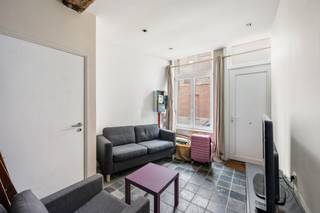 Charming House in Tournai for Shared Living Ideally located in the heart of Tournai, right next to Place de Lille, the Grand Place, and all amenities, this 140 m² house—currently rented out as a shared living space and offering excellent rental investment potential—is laid out as follows: Ground floor: A spacious entry hall that can serve as a shared living room, a semi-equipped kitchen with a view of the courtyard, and a laundry area.First floor: Two bedrooms, each with its own bathroom and toiletSecond floor: Two additional bedrooms, each also with its own bathroom and toilet. Outside: A shared courtyard of approximately 20 m²TECHNICAL SPECIFICATIONS: Heat pump heating, double-glazed windows, sewer connection, recently installed thermal insulation, Energy Performance Certificate (PEB) Class C, annual heating cost (RC) €740PROFITABILITY &amp; OPERATIONS: Potential rental income: €1,395/month, excluding utilitiesRent per room: €325, €340, €360, and €370Average occupancy rate: ± 94% over the last 7 yearsPotential gross yield: ± 6%Layout optimized to maximize rental yield while offering the individual comfort sought by tenants.Has been operated as a shared apartment for several years