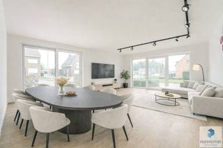 Dit veelzijdige gelijkvloerse appartement kan flexibel worden ingericht als een appartement met één of twee slaapkamers.<br /><br />INDELING: Inkomhal, ruime leefruimte met veel natuurlijke lichtinval en directe toegang tot het terras en de tuin, kitchenette, een slaapkamer (creatie van tweede slaapkamer is mogelijk indien gewenst), badkamer, berging/gang en een apart toilet.<br /><br /><strong>Huurvoorwaarden</strong><br />Huurprijs: € 735/maand<br />Algemene kosten: € 50/maand<br />Beschikbaar vanaf: 01/09/2026 (eventueel vroeger beschikbaar mits akkoord van de verhuurder)<br /><br /><strong>Troeven</strong><br />- Energiezuinig wonen dankzij vloerverwarming – EPC: 49 kWh/m²/jaar<br />- Centrale ligging<br />- Zeer veel natuurlijke lichtinval<br />- Terras en tuin<br /><br /><strong>Ligging</strong><br />- Centraal gelegen, op wandelafstand van het station<br />- Scholen, winkels en andere voorzieningen in de onmiddellijke omgeving<br />- Vlotte verbinding naar Brugge, de Kust en de E40 (afrit Beernem)<br /><br />Disclaimer: De 3D-renderingen die in deze aanbieding worden gepresenteerd, dienen uitsluitend ter illustratie en weergave van het pand. <br /><br /><strong>BEZOEKMOMENT VOLZET | </strong><br />