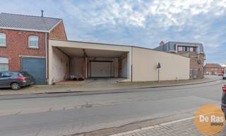 VLIERZELE - Nabij toegangswegen N9, N46 en E40 ligt deze loods ideaal voor opslag. Het magazijn is voorzien van elektriciteit en elektrische poort...