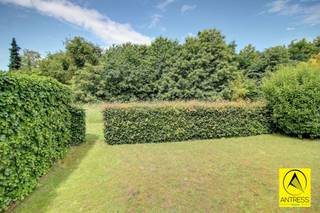<p><span>Ideaal gelegen half open bebouwing op een perceel van 310m² met prachtig zicht op groen.<br />De woning beschikt thans over 3 slaapkamers maar kan makkelijk worden uitgebreid naar 5 slaapkamers door de zolder in te richten.<br />Uitbouwen op de eerste verdieping tot 13 meter bouwdiepte is ook mogelijk.</span></p><p><span>Verder beschikt de woning over een zeer ruime multifunctionele kelder (63m²) met hoge plafonds.</span></p><p><span> </span></p><p><span>Omschrijving:</span></p><p><span>De woning beschikt over een gezellige voortuin met oprit richting de garage.</span></p><p><span>De inkomhal is voorzien van vestiairekast en gastentoilet met handenwasser.<br />De leefkamer geniet via de kamerhoge ramen van veel lichtinval, thans ingedeeld met salon, bar en eetkamer met prachtig zicht op de tuin.</span></p><p><span>De keuken is verouderd maar steeds perfect onderhouden, in de keuken is een ontbijt hoek voorzien.</span></p><p><span>Via de keuken bereiken we de garage met aansluiting voor wasmachine en droogkast.<br />Via een trap in de garage bereiken we de zeer ruime kelder met hoge plafonds.</span></p><p><span>In de kelder treffen we de installatie van de centrale verwarming op warme lucht, de brander op gas werd in 2017 nog vervangen.</span></p><p><span>De tuin geniet heel de dag zon en grenst aan een prachtige groene zone.</span></p><p><span>Op de eerste verdieping treffen we 3 slaapkamers en badkamer.<br />De badkamer is uitgerust met apart wc, douche, ligbad en dubbele lavabo.</span></p><p><span>Via de plooitrap bereiken we de zolder, de mogelijkheid bestaat hier een vaste trap te plaatsen en extra slaapkamers/ badkamer te voorzien.</span></p><p><span>Het dak beschikt over asbestleien, dit materiaal valt onder de mijlpaal van 2034. </span></p><p><span> </span></p><p><span>Contacteer ons snel voor een bezoek ter plaatse!</span></p>