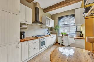 <p>Op een strategische locatie dichtbij de autosnelweg en het centrum van <strong>Aalst en Erembodegem</strong> bevindt zich deze instapklare woning met <strong>3 slaapkamers</strong>. Deze woning is door de jaren heen goed onderhouden. We betreden de woning via de inkomhal, waar men via een zijsprong de <strong>volledig uitgeruste keuken</strong> betreedt. Via de keuken komen we in de <strong>gezellige leefruimte</strong> terecht. Verder is deze ook nog voorzien van een eetplaats en een <strong>ruime berging</strong>. Via de eetplaats komt men in de <strong>gezellige tuin,</strong> die goed onderhouden is en voorzien is van een <strong>terras</strong>. Via de <strong>losweg</strong> die achter de tuin loopt, kan men gemakkelijk bezoek binnenlaten of vuilnisbakken buitenzetten. Via deze weg kan men ook zeer gemakkelijk het park van Aalst betreden, namelijk de <strong>Osbroek</strong>. Via een vaste trap betreden we de eerste verdieping, die voorzien is van <strong>twee slaapkamers</strong> en een badkamer. De badkamer is voorzien van een <strong>inloopdouche met een toilet</strong>. De tweede verdieping kunnen we ook betreden via een vaste trap. Hier bevindt zich ook nog een <strong>derde slaapkamer</strong> die voorzien is van een extra ruimte. Verder zijn de <strong>raampartijen vernieuwd,</strong> alsook de voordeur. De woning is ook voorzien van <strong>13 zonnepanelen</strong> met groenestroomcertificaten. <strong>EPC(A) - Tuin - Terras - Elektriciteit Conform</strong></p>