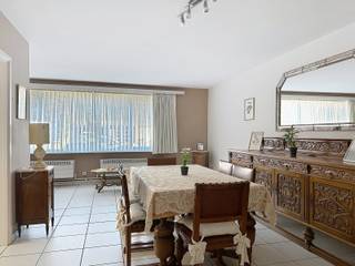 Dit goed onderhouden gelijkvloers appartement is gelegen in een kleinschalig en rustig gebouw met slechts drie entiteiten, wat zorgt voor...