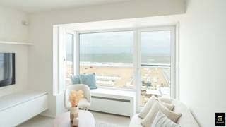 <p>Mooi vernieuwd vakantieappartement met 2 slaapkamers met prachtig zeezicht op een topligging te Knokke aan het Albertstrand, tussen het Casino en het Rubensplein. Op deze locatie geniet u van de nabijheid van de commerciële winkels en restaurants op wandelafstand, doch is het er rustig.<br /><br />Indeling: inkomhal, apart toilet, lichtrijke leefruimte bestaande uit een halfopen keuken (voorzien van moderne toestellen), een salon en een eethoek genietend van een prachtig zeezicht, aparte badkamer met inloopdouche en lavabomeubel, gang met ingebouwde bergkasten, ruime slaapkamer met dubbel bed en ingebouwde kleerkasten uitgevend op een terras achteraan, 2e slaapkamer met stapelbed en buitenraam. Mooie afwerkingsgraad. Nieuwe gaswandketel (condensatie). Nieuwe lift en voorgevel en ramen. <br />Private kelder en een fietsenstalling in het gebouw. <br />Mogelijkheid tot aankoop van een autostaanplaats in de zijstraten.<br /><br />[EPC: 265 kWh/m² jaar - UC: 2708557].</p>