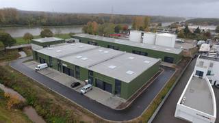 <p><span>NIEUW BIJ ANIMO VASTGOED!</span></p><p><span>Ontdek dit moderne magazijn van circa </span><span>230 m²</span><span> in de Nijverheidsstraat in Beringen een uitstekende locatie met vlotte verbinding naar de belangrijkste uitvalswegen. </span></p><p><span>Bij binnenkomst valt meteen de frisse uitstraling op: een nette sectionaalpoort, ruime manoeuvreerzone aan de voorzijde en een goed afgewerkte werkvloer. </span></p><p><span>Binnen is een toilet aanwezig, evenals een technische ruimte en bovenop is er een mezzanine-vloer voorzien, perfect geschikt om daar een kantoorruimte of bureel in te richten.</span></p><p><span>Dankzij de centrale ligging binnen een bedrijvige en goed ontsloten industriële zone, is dit pand ideaal voor groeiende KMOs, opslag- of distributieactiviteiten of bedrijven die opslag combineren met kantoor- of productiewerkzaamheden. </span></p><p><span>U kunt direct aan de slag in een instapklare omgeving die rust, bereikbaarheid en flexibiliteit combineert.</span></p><p><span>Voor meer informatie of om een bezichtiging te plannen, kan u terecht bij </span><span>Animo Vastgoed info@animovastgoed.be, tel: 011 22 07 50</span><span>.</span></p>