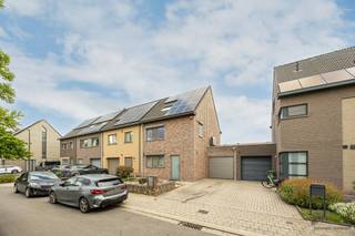 <p><span>In de gegeerde Andernachstraat te Ekeren bevindt zich deze verzorgde en energiezuinige gezinswoning, gelegen in een recente en kindvriendelijke verkaveling. </span></p><p><span>De rustige doodlopende straat met aangrenzend speeltuintje biedt een aangename woonomgeving voor gezinnen, terwijl winkels, scholen, openbaar vervoer, het centrum van Ekeren en de oprit van de autosnelweg zich op korte afstand bevinden.</span></p><p><span> </span></p><p><span>Deze kwalitatief afgewerkte woning geniet van een overvloed aan natuurlijke lichtinval en combineert comfort met een praktische indeling. </span></p><p><span>Op het gelijkvloers bevinden zich een inkomhal met gastentoilet, een lichtrijke leefruimte met zicht op de tuin en een volledig uitgeruste open keuken van Dovy. </span></p><p><span>Verder bevindt zich op het gelijkvloers een aparte praktische garage.</span></p><p><span>De verzorgde tuin met terras vormt een ideale plek om in alle rust te genieten van het buitenleven.</span></p><p><span>Op de eerste verdieping bevinden zich drie slaapkamers en een comfortabele badkamer uitgerust met bad en douche, wastafel en toilet. </span></p><p><span>De afgewerkte zolderverdieping biedt extra mogelijkheden als slaapkamer, bureau, hobbyruimte of speelkamer, aangevuld met praktische bergruimte.</span></p><p><span> </span></p><p><span>Extra:</span></p><p><span>- Rolluiken</span></p><p><span>- Regenwaterrecuperatie</span></p><p><span>- Gunstige energiescore! (106 kWh/(m² jaar))</span></p><p><span>- Zonnepanelen</span></p><p><span>- Airco</span></p><p><span>- Kwalitatieve afwerking</span></p><p><span> </span></p><p><span>Kortom, een uitstekend onderhouden en volledig instapklare woning op een toplocatie in Ekeren, waar rust, bereikbaarheid en wooncomfort hand in hand gaan.</span></p>
