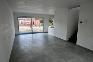 Nieuwbouwwoning in centrum Broechem met 3 slaapkamers !<br /><br />Indeling : Inkomhal , apart toilet , woonkamer met open keuken , berging .<br />Verdiep : Nachthal , 3 slaapkamers , badkamer , apart toilet , wasplaats .<br /><br />Deze woning is voorzien van vloerverwarming met warmtepomp , zonnepanelen , ventilatiesysteem .<br />Plannen te downloaden op onze website .<br /><br />Direct beschikbaar ! <br />