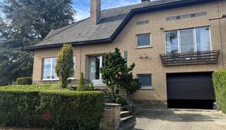 Woning in half open bebouwing met 4 slaapkamers, tuin, carport en garage te koop te Diest, Parelsberg 13.<br /><br />Deze hoekwoning is gelegen op 4a 21ca en heeft een bewoonbare oppervlakte van 208m² (bron: epc). De woning heeft twee inritten.<br /><br />Het gelijkvloers omvat een inkomhal met toilet, een ruime woonkamer met veel lichtinval, keuken met veranda. Ruime tuin met terras omgeven door groen.<br /><br />Eerste verdieping met 2 slaapkamers en badkamer (2de toilet).<br /><br />Tweede verdieping met 2 slaapkamers.<br /><br />Inpandige garage met 2 bergingen en carport naast de woning.<br /><br />Troeven van de woning :<br />- ruime woning met veel lichtinval, tuin, carport en garage<br />- 4 slaapkamers<br />- 2 toiletten<br />- zolder<br />- residentiële woonomgeving op 5 minuten van het centrum<br />- goede verbinding naar autosnelweg<br />- veel mogelijkheden<br /><br />EPC : 552, label F<br />Niet-asbestveilig<br />Elektriciteit niet conform<br /><br />Verkoopprijs : 358.000 €<br />Voor het plannen van een bezoek aan de woning kan u mij bereiken op 0476/952.716 of dimitri@alvast.be<br /><br /><br />Alle gegevens zijn louter informatief, onder elk voorbehoud, en voor zover het pand intussen niet verhuurd of verkocht is.<br />Dit pand wordt door ons geplaatst op volgende websites :<br />-www.alvast.be<br />-www.immoscoop.be<br />-www.zimmo.be<br />-www.spotto.be<br />Indien U het pand op andere websites zou aantreffen is dit niet door ons geplaatst en is de info mogelijk niet up-to-date.