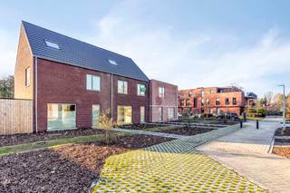Uitzonderlijk gelegen nieuwbouwwoning te Grobbendonk.<br />Dit pand maakt deel uit van een nieuwbouwproject bestaande uit verschillende woningen en appartementen.<br />Slechts 2 appartementen en 7 woningen nog beschikbaar!<br /><br />Woning I indeling:<br />gelijkvloers: inkomhal met apart toilet, ruime en lichtrijke leef- en eetruimte en aansluitend de volledig geïnstalleerde keuken met ruime en koele berging.<br />1e V: drie slaapkamers, een opbergruimte/ dressing, apart toilet en een badkamer met alle comfort. Voorts beschikt deze woning over een vaste trap naar de zolderruimte die tevens kan dienen als 4de slaapkamer, hiernaast hebben we onze technische ruimte/ extra opslagruimte.<br />Een aangelegd terras en volledig afgesloten tuin zorgen voor de privacy.<br />De woning is ten slotte voorzien van vloerverwarming via een warmtepomp en zonnepanelen.<br /><br />Verkoop onder het btw-stelsel (6%!). Indien u voldoet aan de voorwaarde om aan te kopen onder 6% komt deze woning neer op € 405.000 (excl. notariskosten).<br />Heeft u graag meer informatie? Wenst u een bezoek aan deze woningen? Contacteer IMMO SP op het nummer 014/5.95.00 of via caro@immosp.be.
