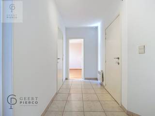 <p>Welkom in het hart van Landen, waar dit ruime duplex appartement je meteen zal verrassen.<br /><br />Gelegen in Residentie De Wijngaard, pal aan het Marktplein, combineert dit appartement een centrale ligging met een aangenaam wooncomfort.<br /><br />Met een bewoonbare oppervlakte van maar liefst 120 m² en twee terrassen geniet je hier op elk moment van de dag van zon en licht.<br />Via de gemeenschappelijke inkomhal bereiken we het appartement op de derde verdieping.<br /><br />We komen terecht in een centrale inkomhal die toegang geeft tot de slaapvertrekken en de trap naar de bovenliggende leefruimte.<br />Op deze verdieping bevinden zich twee slaapkamers en een verzorgde badkamer, uitgerust met een ligbad met douchefunctie, een dubbele wastafel en een toilet.<br /><br />Via één van de slaapkamers heb je bovendien toegang tot een gezellig, oostgericht terras.<br />De ideale plek om de dag rustig te starten met een kop koffie in de ochtendzon.<br /><br />Via de trap begeven we ons naar de bovenste verdieping, waar zich de leefruimte bevindt.<br /><br />Meteen valt de aangename lichtinval op.<br />De woonkamer geeft rechtstreeks uit op het ruime, zuidwestgerichte terras met een prachtig zicht over het Marktplein.<br />Hier geniet je de hele namiddag en avond van de zon en de levendige sfeer van het stadscentrum.<br /><br />De geïnstalleerde keuken met ontbijthoek sluit mooi aan op de leefruimte en biedt alle comfort voor het dagelijkse leven.<br />Verder beschikt deze verdieping nog over een praktische berging met aansluiting voor wasmachine en droogkast, evenals een afzonderlijk toilet.<br /><br />Ook praktisch heeft dit appartement heel wat te bieden.<br />Zo beschik je over een privatieve kelderberging én een afgesloten garage, waardoor je steeds voldoende opbergruimte hebt en je wagen veilig kan parkeren.<br /><br />Ben je op zoek naar een ruim appartement met twee terrassen, een garage en alle voorzieningen op wandelafstand?<br />Dan is dit zonder twijfel een bezoek waard. Hier woon je midden in het centrum van Landen, met winkels, horeca, openbaar vervoer en alle dagelijkse voorzieningen letterlijk om de hoek.<br /> </p>