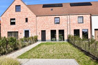 Deze knappe woning is gelegen in een doodlopende straat vlakbij de uitgestrekte bossen en op slechts 5 minuten van de E40 in Aalter.Achteraan de...