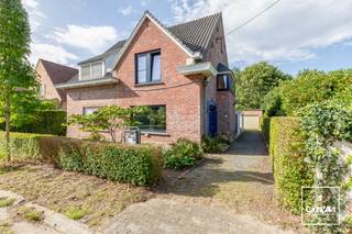 Op zoek naar een woning met potentieel op een rustige en groene locatie nabij Gent? Deze <strong>karaktervolle woning </strong>in de Amandelboomlaan te Mariakerke biedt een uitstekende basis voor wie graag een woning volledig <strong>naar eigen smaak wil renoveren</strong>.<br /><br />Binnenkomend via de inkomhal vinden we een <strong>gezellige woon- en eetkamer</strong>. Verder bestaat het gelijkvloers uit een keuken, badkamer en veranda. Een kleine <strong>kelderberging </strong>zorgt voor extra praktische opbergruimte. Op de eerste verdieping bevinden zich <strong>drie slaapkamers</strong>, waardoor de woning verschillende mogelijkheden biedt voor een gezin, thuiswerk of hobbyruimte. Daarnaast beschikt de woning over een gezellige <strong>zuidwest georiënteerde tuin </strong><strong> </strong>en een praktische oprit met <strong>garage</strong>. <br /><br />Wenst u graag een bezoek in te plannen? Contacteer Laura via <strong>0492 07 26 62</strong> of <strong>laura@convas.be</strong>