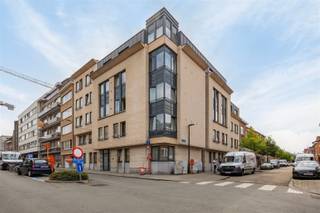 <p><span>Gelegen op wandelafstand van het station en het historisch centrum van Leuven, stellen wij deze energiezuinige en gemeubelde studio te huur. <br />Deze lichtrijke studio op de derde verdieping van een welonderhouden residentie, genaamd “De Nervier”, met als bouwjaar 1993, werd recent volledig gerenoveerd volgens de regels van de kunst, heeft een netto-bewoonbare oppervlakte van 24m² en beschikt over een ingerichte kitchenette met inductiekookplaat, dampkap, spoelbak, inbouw combioven en inbouw koelkast met vriesvak,  een leeft- en slaapruimte met mooie parket vloer en een inbouwkast, inclusief was- en droogmachine, en een aparte badkamer met lavabo, douche en toilet. </span><span>Tevens is er nog een ondergrondse gemeenschappelijke fietsenstalling alsook een vuilnislokaal aanwezig.<br />Kortom, deze cosy en gemeubelde studio is zeker uw bezoek waard en is beschikbaar vanaf 1 april 2026. De maandelijkse lasten bedragen 100 euro (inclusief water). </span></p><p><span> </span></p>