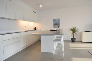 Prachtig gemeubeld penthouse gelegen in het Cadix gebouw met zicht op de Stad en bocht van de Schelde. Indeling: inkomhal met apart toilet en...