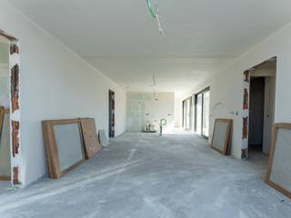 In het historisch stadscentrum van Brugge verrijst binnenkort het kleinschalig nieuwbouwproject Weylerhof. De locatie van het project is zeer goed, zo ben je in een mum van tijd op de ring van Brugge en is ook het commerciële centrum van Brugge te bereiken op wandelafstand. Ondanks de centrale ligging van Weylerhof is het zeer rustig gelegen en wordt het project omringd door heel wat groen en historische gebouwen.

De residentie omvat 11 appartementen met een mix van één-, twee- en drieslaapkamerappartementen. De bouwheer voorziet grote bewoonbare oppervlaktes en royale terrassen. Deze mooie ruimtes bieden een antwoord op het hedendaags comfort en de woonnoden. Zo werd er veel aandacht besteed aan de indeling, afwerking en oriëntatie van de appartementen. Alle terrassen hebben een zuid - of een westoriëntatie waardoor er maximale lichtinval is in de appartementen. Op vlak van afwerking zijn er mooie budgetten voorzien voor vloeren, keuken, sanitair, etc... Alle appartementen worden standaard verwarmd met vloerverwarming. Naast de 11 appartementen zijn er ook privatieve bergingen op het gelijkvloers en garageboxen op de kelderverdieping.

Ben je op zoek naar een nieuwe permanente woonst of investering pal in het centrum van Brugge? Contacteer ons voor meer info via 050 70 81 74 of op hello@keyimmo.be