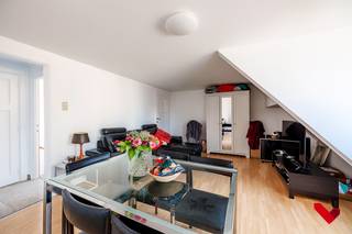 Gezellig 1-slaapkamerappartement met inpandige garage in hartje Leuven<br /><br />Ben je op zoek naar een charmant appartement in het bruisende centrum van Leuven? Dan is dit pand in de Ravenstraat, op de hoek met de Mussenstraat, misschien wel precies wat je zoekt!<br />Gelegen op de derde verdieping, biedt dit appartement een ideale basis voor wie houdt van stadsleven, met alles binnen handbereik. Met een beetje opfrissing maak je van deze woning een echte parel – perfect als investering, starterswoning of studentenverblijf. <br />Op het gelijkvloers is er een inpandige garage, beschikbaar mits meerprijs.<br /><br />Pluspunten op een rij:<br />-Toplocatie: op wandelafstand van winkels, openbaar vervoer, horeca en universiteiten<br />- Inpandige garage, beschikbaar mits meerprijs.<br />- 1 slaapkamer – compact maar functioneel<br />- Energiezuinig: EPC-label C<br /><br />Laat deze kans niet liggen! Contacteer BVM Vastgoed (016 23 21 45) vandaag nog voor meer info of een bezoek ter plaatse.