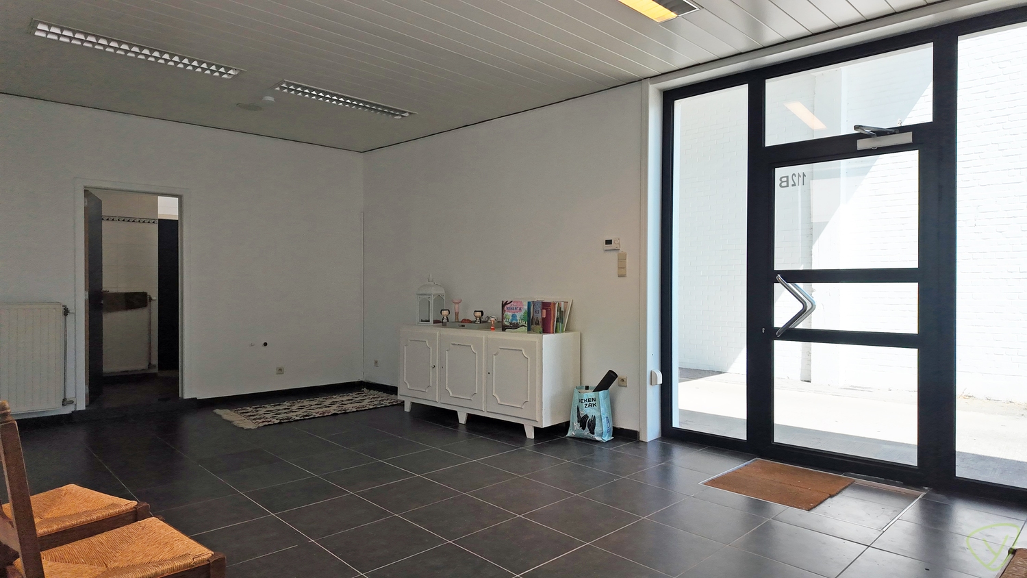 Gunstig gelegen handelsruimte tekoop in het centrum van Eeklo! - foto 5