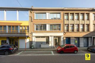 <p><span>Uitstekend retail- en kantoorpand in het hart van Niel</span></p><p><span>Op zoek naar een veelzijdig commercieel pand met uitstekende zichtbaarheid en bereikbaarheid? Dit pand biedt een unieke kans voor ondernemers en bedrijven. Met een totale bruikbare oppervlakte van 490 m² (cfr. EPC) en een grondoppervlakte van 258 m², is er ruim voldoende ruimte voor diverse zakelijke toepassingen.</span></p><p><span>Het gelijkvloers beschikt over een aantrekkelijke winkeletalage, waardoor uw bedrijf direct opvalt vanaf de straat. De prominente ingang met grote raampartijen zorgt voor een lichtrijke en uitnodigende entree. De hal is modern afgewerkt met neutrale kleuren en grote glazen deuren, die toegang geven tot de verschillende werk- en kantoorruimten.</span></p><p><span>Het pand biedt meerdere functionele ruimtes op verschillende niveaus, elk met een eigen karakter: sommige met warme parketvloeren, andere met strakke betonnen vloeren. De ruimten zijn licht en luchtig dankzij grote ramen die volop daglicht binnenlaten. Een moderne interne trap met metalen leuning verbindt de verdiepingen, terwijl een dakterras een panoramisch uitzicht over de omgeving biedt. Aan de achterzijde bevindt zich een afgesloten tuin, ideaal voor extra buitenruimte.</span></p><p><span>Voor het personeel is er een praktische kitchenette aanwezig. De witte muren en plafonds geven het pand een frisse, professionele uitstraling, klaar voor onmiddellijke in gebruikname.</span></p><p><span>Dankzij de strategische ligging in Niel, gecombineerd met uitstekende bereikbaarheid en hoge zichtbaarheid, is dit pand ideaal voor winkels, kantoren, diensten of andere commerciële doeleinden.</span></p><p><span>Er is tevens ook een garage aanwezig en ruime kelder.. </span></p>