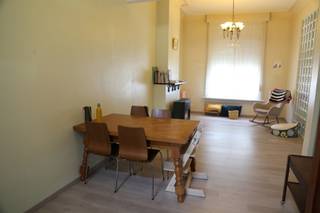 Wil jij wonen in een toffe buurt vlakbij openbaar vervoer, winkels, scholen, horeca, cultuur, deelfietsen en -auto’s? Dan is dit huis wat jij zoekt!
De hoge plafonds en de lichte woonruimte brengen al direct een fijne sfeer.
Aansluitend staat een recent volledig vernieuwde keuken en vanuit de woonkamer heb je toegang tot de stadskoer met extra bergruimte. Hier kan je je eigen groene oase maken.
Verder is er een apart toilet.
Op de tussenverdieping is een grote en eveneens vernieuwde badkamer met bad, douche, dubbele lavabo en toilet.
Boven heb je nog 4 grote afgewerkte slaapkamers. Op de zolderverdieping zijn er 2 ruime kamers die wat liefde kunnen gebruiken. Daarenboven heb je nog een bergzolder en een droge bergkelder.
Extra troeven:
- Het dak is geïsoleerd en er zijn 14 zonnepanelen geïnstalleerd
- Er is een thuisbatterij (zuinig elektriciteitsverbruik)
- De ramen zijn vernieuwd en aan de voorgevel zijn rolluiken geplaatst
- Airco/verwarming met een warmtepomp in de leefruimte
- Fijne buurt
- Indien in 2025 nog een compromis kan worden opgesteld geniet u (onder voorwaarden) nog van 2% registratie ipv 3% ! Zeker interessant om een kijkje te komen nemen!
Dit leuke huis is grotendeels gerenoveerd en dus instapklaar.
Interesse? Maak een afspraak via immo@dreambuilding.be of bel 0475-98 27 11