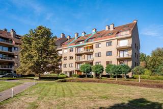 <strong>Lichtrijk duplexappartement met een oase aan groen</strong><br /><br />Dit ruime duplexappartement bevindt zich op de vierde en vijfde verdieping van Residentie Country Gardens, en is uitgerust met twee terrassen met groen zicht. De inkomhal is voorzien van ingemaakte kasten en een apart gastentoilet. Van hieruit komt u in de ruime leefruimte waar grote raampartijen voor veel natuurlijk licht zorgen. Aansluitend bevindt zich het eerste terras met uitzicht richting het Sint-Annabos en een praktische, ruime buitenberging. De eetkamer vormt één mooi geheel met de leefruimte en geeft toegang tot het tweede terras dat uitkijkt over de rustige binnentuin van de residentie. De keuken is volledig ingericht en uitgerust met onder meer een Amerikaanse koelkast van Haier, en inbouwtoestellen van siemens en Novy. Op de bovenverdieping bevinden zich twee bijzonder ruime slaapkamers waarvan één met ingemaakte kasten. De badkamer beschikt over zowel een groot ligbad als een douchecabine, een lavabomeubel en een toilet.<br /><br />Ook de ligging is een absolute troef. U woont hier rustig en groen, vlak bij het Sint-Annabos en Sint-Annastrand. Met het Sint-Annaveer staat u in geen tijd in het historische centrum terwijl u de stad ook vlot bereikt via de voetgangerstunnel, met de fiets of het openbaar vervoer.<br /><br /><strong>Bijzonderheden:</strong><br />- Asbestveilig<br />- Gemeenschappelijke kosten: € 220,00 incl. water<br />- Ondergrondse autostaanplaats aan te kopen voor € 25.000