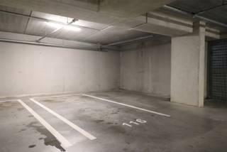 <p>Fatigué de chercher un parking sur New South ? Cette place de parking est située dans un immeuble à l'étage -2 sur Jan Van Asperenpad.  L'emplacement est proche de Panamarenkoplein, au cœur du quartier animé de Nieuw Zuid et à proximité des principales voies d'accès. Vous êtes également à proximité de Marnixplaats, Leopold de Waelplaats et Zuidpark. Intéressé(e) ? Inscrivez vos coordonnées au bas de l'annonce sur notre site web www.sinjoor.be. Le gestionnaire du dossier vous contactera dans les plus brefs délais.</p>