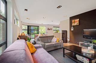 Open bebouwing in een rustige omgeving maar toch vlakbij het centrum. De woning op een perceel van 512m² bestaat uit een inkomhal met vestiaire, apart toilet, ruime woonkamer, volledig geïnstalleerde keuken, berging en garage met toegang tot de ruime kelder (34m²). 1ste verdieping: nachthal, badkamer voorzien van inloopdouche en ligbad en 3 slaapkamers. Aansluitend aan de master-bedroom kan men de dressing terugvinden. De zolder is bereikbaar in de nachthal via een vlieringtrap. Afgewerkt met hoogwaardige materialen en voorzien van domotica. Gelegen nabij Bornem centrum. Zeker een bezoekje waard. Extra troeven: vloerverwarming op het gelijkvloers, gunstige ligging,... P score: A, G score: A. Beschikbaar vanaf 15 november 2026. Voor meer info of een bezoek bel gerust het nummer: 03/283.84.84 of mail naar viktor@ax-quality.be. Vg/Wg/Gmo/Gvkr/Gvv EPC166KWh/m² UC3018397