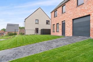 Hectaar bouwt dichtbij het centrum van Hooglede deze alleenstaande, landelijke nieuwbouwwoning. Deze energiezuinige woning biedt de kans om te genieten van het landelijke zonder in te boeten aan het gemak van stedelijke voorzieningen. Mis deze unieke kans niet!
<ul>
<li>E-peil 20 (50% korting op uw onroerende voorheffing gedurende 5 jaar);</li>
<li>Vloerverwarming op het gelijkvloers met warmtepomp;</li>
<li>Lichtrijke leefruimte en keuken;</li>
<li>3 ruime slaapkamers en nachthal voorzien van duurzame laminaat vloerbekleding;</li>
<li><strong>De woning is voorzien van schilderwerk, verlichting alsook tuinaanleg;</strong></li>
<li>Inpandige garage met automatische poort alsook aparte berging.</li>
</ul>
Geef ons gerust een seintje voor meer informatie!
