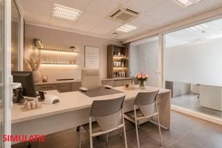 <h3><strong>Instapklare handelsruimte van ca. 150 m² te koop in centrum van Waregem</strong></h3>
<p>Bent u op zoek naar een professionele locatie voor uw onderneming? Deze instapklare handelsruimte van ca. 150 m² biedt tal van mogelijkheden voor zelfstandigen, vrije beroepen, praktijken, kantoren of andere commerciële activiteiten.</p>
<p>De eigendom beschikt over een wachtruimte, vier afzonderlijke bureel- of praktijkruimtes, een extra archiefruimte/stockage, berging, keuken, toilet en een inpandige garage. Dankzij de flexibele indeling kan de ruimte eenvoudig aangepast worden aan uw activiteit.</p>
<p><strong>Troeven:</strong></p>
<ul><li>Centrale ligging in Waregem</li><li>Vlotte verbinding met de E17</li><li>Geschikt voor diverse zelfstandige activiteiten</li><li>Flexibele indeling met tal van gebruiksmogelijkheden</li><li>Energiezuinig gebouw (EPC-label A)</li><li>Goede parkeermogelijkheden in de omgeving</li><li>Instapklaar en onmiddellijk beschikbaar</li></ul>
<p><strong>VANAFPRIJS VAN 199.000 EURO, ALLE BIEDINGEN VANAF DEZE PRIJS WORDEN VOORGELEGD AAN DE EIGENAAR<br /><br />Interesse? </strong>Contacteer <strong>Sofie Bossuyt</strong> via <strong>0474 222 182</strong> voor meer informatie of een bezoek ter plaatse. Ontdek zelf de mogelijkheden die deze uitzonderlijke commerciële ruimte te bieden heeft.</p>