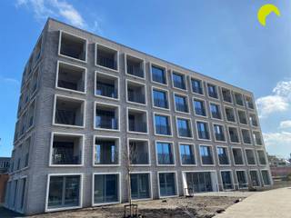 <p><span>In het gloednieuwe project Stadsterras, in centrum Mortsel, aan het park gelegen, vinden we dit volledig instapklaar 1slk appartement.</span></p><p><span>Het appartement is voorzien van de nodige verlichting.</span></p><p><span>In de ondergrondse verdieping is er een kelderberging, fietsenparking inbegrepen!</span></p><p><span> </span></p><p><span>Indeling:</span></p><p><span>We komen binnen in de inkomhal, met links een ingemaakte kast, waar onder andere de aansluiting voor de wasmachine zich bevindt.</span></p><p><span>Rechts vinden we de slaapkamer die tevens ook uitgeeft op de badkamer met douche en lavabomeubel.</span></p><p><span> </span></p><p><span>In de gang is er nog een apart toilet voorzien.</span></p><p><span>De living heeft een groot schuifraam, met directe toegang tot het terras, met zicht op het park Oude God.</span></p><p><span>De keuken is voorzien van alle nodige toestellen en comfort.</span></p><p><span> </span></p><p><span>In de ondergrondse garage is er een autostaanplaats voorzien die verplicht mee aan te huren is voor €50.</span></p><p><span>Ten slotte is er nog een ruime privé kelderberging mee inbegrepen en is er een beveiligde gemeenschappelijke fietsenberging voorzien die te bereiken is met fietsenlift.</span></p><p><span> </span></p><p><span>Nuttige informatie:</span></p><ul><li><span>Gemeenschappelijke kosten: provisie van €100/maand (verwarming inclusief!) </span></li><li><span>Betreft een BEN woning = bijna energie neutraal</span></li><li><span>Huurwaarborg: 3 maanden </span></li><li><span>Plaatsbeschrijving:  225 euro</span></li><li><span>EPB label A</span></li><li><span>Beschikbaar vanaf 01/10/2026 OF 01/11/2026</span></li></ul><p><span> </span></p><p><span>Boek nu zelf ONLINE uw afspraak in. Surf naar het betreffende eigendom op onze website www.habicom.be en klik op de roze knop 'PLAN EEN BEZOEK'. </span></p><p><span>Voor meer info surf naar www.habicom.be.</span></p>