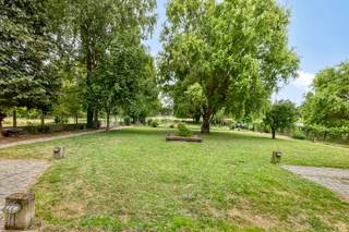 Deze mooie, statige villa in open bebouwing bevindt zich in Bunsbeek, een deelgemeente van Glabbeek wordt aangeboden met een prijs VANAF € 699.000. De villa biedt vele royale en aangename leefruimtes op het gelijkvloers en een dubbele inpandige garage. De verdieping biedt een kamer met en-suite badkamer en dressing, een kamer met en-suite badkamer, 4 extra kamers en een derde badkamer. Zowel de voor- als de achtertuin van de eigendom zijn aangelegd en in de omheinde tuin achter de woning is er een zonneterras met daarnaast een mooie pergola.
Omvattende:
Gelijkvloers: inkomhal, vestiaire, centrale lobby, ontvangstruimte, polyvalente kamer, zit- en eetkamer, keuken, tussenhal, inkomhal achteraan, bijkeuken en wasplaats, 2 toiletruimtes, doorgang en dubbele garage
Eerste verdieping: gaanderij, master bedroom met en-suite dressing en badkamer, slaapkamer met en-suite badkamer, nachthal, linnenkamer, 4 kamers, badkamer, toiletruimte
Zolderverdieping: nachthal en geïsoleerde zolderruimte
Oprit, terras en tuin, bijgebouw: oprit, omheinde tuin met terras en pergola, bijgebouw
Ligging: de villa bevindt zich in Bunsbeek, een deelgemeente van Glabbeek. Bushaltes zijn vlakbij, het station van Tienen bevindt zich op 5 km en de aansluiting met de E40 op een 8-tal km.
Bekijkt u dit pand via één van onze aanverwante websites, dan verwijzen wij u graag door naar onze eigen website VOOR MEER FOTO'S EN EEN RUIME OMSCHRIJVING