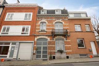 Ontdek dit lichtrijke, karaktervolle herenhuis. U wordt verwelkomd in een ruime inkomhal met trappenhal. Het gelijkvloers biedt een aparte...