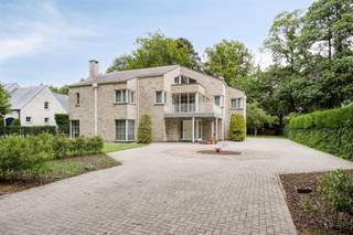 <p><span>Zeer ruime moderne villa in villapark De List Schoten</span><span><br />Op een prachtig perceel van </span><span>1.835 m²</span><span> in de exclusieve wijk </span><span>De List</span><span> vind je deze imposante villa (BJ 1992) met een bewoonbare oppervlakte van maar liefst </span><span>547 m²</span><span>. Een woning die ruimte, comfort en een rustige ligging combineert, en toch vlak bij winkels, openbaar vervoer en de belangrijkste invalswegen.</span></p><p><span>Indeling:</span><span><br />Op het gelijkvloers een royale inkom met vestiaire, een </span><span>lichte leef- en eetruimte (71 m²)</span><span> met aparte bergplaats, een volledig ingerichte keuken met bijkeuken, douchekamer en gastentoilet. Verder een </span><span>dubbele inpandige garage</span><span> met extra berging.</span></p><p><span>De eerste verdieping telt </span><span>vier ruime slaapkamers (2x 15m², 2x 29 m²)</span><span>, telkens met eigen badkamer. Daarnaast een tv-kamer, wasplaats en extra bergruimte.</span></p><p><span>Op de tweede verdieping bevinden zich nog </span><span>twee slaapkamers </span><span>en een badkamer. Verder op deze verdieping 2 grote polyvalente ruimtes van 32m² en 15,5m², mogelijk om in te richten als fitness, hobby of speelkamer, ontspanningsruimte of leeskamer/bibliotheek, bureau/thuiswerkplek, logeer/gastenkamer, ...</span></p><p><span>De woning is </span><span>instapklaar</span><span>, energiezuinig (EPC B) en ideaal voor een groot gezin of wie ruimte nodig heeft voor hobbys, bureau of gasten. De tuin rondom biedt volop privacy en rust in een groene omgeving.</span></p><p><span>Interesse? Contacteer ons op 03 646 66 55 of info@sinjoor.be</span></p>