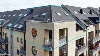 *** Bekijkt U dit appartement via een aanverwante website? Surf dan naar … en klik op volgende link voor het INTERACTIEF GRONDPLAN: https://grondplan.matisimmo.be/grondplan/?map=LanakenBroekstraat46B4 ***<br /><br />Op slechts 5 minuten wandelen van het centrum van Lanaken is dit uitzonderlijk ruim appartement gelegen. Omgeven door allerlei faciliteiten op wandelafstand en dichtbij domein Pietersheim (minder dan 10 minuten rijden) voor fijne fiets- en wandelroutes, een speeltuin en de kinderboerderij. Dankzij de nabijgelegen gewestwegen geniet men van een uitstekende bereikbaarheid richting Maastricht, Genk, Hasselt en Maasmechelen. Bovendien bevindt het gezellige centrum van Maastricht zich op slechts 15 minuten rijden.<br /><br />Het appartement is gelegen op de 3<sup>de</sup> & 4<sup>de</sup> verdieping en is bereikbaar met zowel de lift als via de trappenhal.<br /><br />Bij het betreden van het appartement komen we terecht in de inkomhal die voorzien is van een apart toilet. Verder geeft de inkomhal toegang tot het ruime woongedeelte en 2 slaapkamers. Één van de slaapkamers is voorzien van een leidingkoker waardoor men in deze kamer ook een badkamer kan inrichten. Dit maakt het aangenaam en praktisch wonen doordat men op 1 verdieping gebruik kan maken van alle faciliteiten.<br />Het woongedeelte is ingedeeld met een opmerkelijk ruime woonkamer en open keuken. De keuken is volledig ingericht en voorzien van een eiland en een kastenwand met veel kastruimte. Dankzij de grote raampartijen geniet men van optimaal daglicht en heeft men zicht op het aanpalend terras dat toegankelijk is vanuit de keuken en woonkamer.<br />Tevens is er nog een praktische berging voorzien vlak aan de keuken.<br /><br />Via de trap in de woonkamer bereikt men de bovengelegen verdieping waar nog 3 slaapkamers ingericht zijn. Daarbuiten treft men op deze verdieping 2 ingerichte badkamers waarvan één voorzien met een hoekbad, douche en wandmeubel met dubbele lavabo en de andere voorzien van een douche, wandmeubel met lavabo en een aansluiting voor het wasmachine.<br />Verder geeft de nachthal nog toegang tot het apart toilet en een gezellig, ingesloten terras dat grotendeels overdekt is.<br /><br />Gezien het aantal slaapkamers kan het appartement de ideale stek vormen voor grotere gezinnen, ook qua parkeermogelijkheden is hierop afgestemd. Zo is er in de ondergrondse verdieping een dubbele (afgesloten) garage voorzien. Optioneel kan er nog een tweede afgesloten garage aangekocht worden.<br />Tot slot behoren er nog twee praktische kelderbergingen tot het appartement.<br /><br />Het appartement heeft een gunstig EPC label B waardoor er geen renovatieplicht van toepassing is.<br /><br />Wilt u graag de mogelijkheden van dit appartement zelf komen bezichtigen? Neem dan vrijblijvend contact op met ons kantoor via 089/44.00.00 of info@matisimmo.be<br /><br />De vermelde woonoppervlakte is steeds de bruikbare vloeroppervlakte overgenomen uit het EPC-verslag.<br /><br />Bestuursmaatregelen in het maatregelenregister: nee<br />