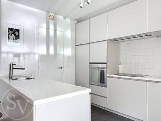 <p><strong>Prijs excl. energie: €1.620<br /><br />Hedendaags 2-slaapkamerappartement met ruim terras en parking op toplocatie in Antwerpen.<br /><br /></strong></p>
<p>Dit gezellige appartement bevindt zich op de tweede verdieping van Residentie Henri, gelegen op een uitstekende locatie in Antwerpen, op wandelafstand van de Kruidtuin, de Leopoldstraat met z'n hippe winkels, de "Vogeltjesmarkt", restaurants, openbaar vervoer, ... m.a.w. top!</p>
<p>U komt binnen via de inkomhal met apart gastentoilet en vestiaire. De ruime en lichtrijke woonkamer sluit aan op het zuidgericht terras en de open keuken. De keuken is volledig uitgerust met de nodige toestellen, waaronder een vaatwasser, oven, keramische kookplaat, dampkap en koelkast met vriesvak. Aansluitend bevindt zich een praktische en ruime berging met aansluiting voor een wasmachine.</p>
<p>Het terras is zuid georiënteerd en kijkt uit op de rustige binnenruimte van de residentie, wat zorgt voor een aangename en rustige buitenruimte.</p>
<p>Verder beschikt het appartement over twee slaapkamers en een badkamer met douche-in-bad combinatie en een dubbele lavabo in meubel.</p>
<p>Ondergronds beschikt u over een ruim privatieve kelderberging, een autostaanplaats en een gemeenschappelijke fietsenstalling.</p>
<p></p>
<p><strong>Troeven:</strong><br />• Triple A locatie<br />• Energiezuinig appartement<br />• Ruim zuidgericht terras<br />• Parking in het gebouw<br />• Kelderberging en fietsenstalling<br /><br /></p>
<p>Beschikbaar: <strong>1 juli 2026</strong><br />Huurprijs: <strong>€1.400/maand</strong><br />Parking: <strong>€120/maand</strong><br />Algemene kosten: <strong>€100/maand</strong><br />Water, gas en elektriciteit: individueel<br /><br /></p>
<p>Een comfortabel en modern appartement op een toplocatie in Antwerpen. Zeker een bezoek waard!</p>