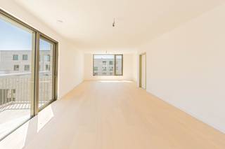 <p>Ben je op zoek naar een ruim, instapklaar nieuwbouwappartement waar rust, comfort en een groene omgeving samenkomen? Dit volledig afgewerkte appartement van 120 m² bevindt zich in een autoluw binnengebied en biedt een aangename woonomgeving, omringd door groen.</p><p>De lichtrijke leefruimte met grote raampartijen zorgt voor een open en ruimtelijk gevoel en sluit naadloos aan op het zonnige terras van 11 m². Dankzij de rustige ligging in het binnengebied geniet je hier elke dag van privacy en een aangenaam groen uitzicht.</p><p>Het appartement beschikt over een moderne open keuken, twee volwaardige slaapkamers, een stijlvolle badkamer en een praktische berging. De kwalitatieve afwerking en doordachte indeling zorgen ervoor dat je zonder zorgen meteen kunt verhuizen.</p><p>Ook op vlak van energie scoort dit appartement uitstekend. De moderne, energiezuinige technieken zorgen voor een aangenaam wooncomfort en een lage energiefactuur, zodat je klaar bent voor de toekomst.</p><p>De centrale ligging vormt een extra troef. Je woont in een rustige, groene omgeving, terwijl winkels, scholen, openbaar vervoer en belangrijke invalswegen zich op korte afstand bevinden.</p><p>Extra comfort wordt voorzien door de ondergrondse parkeergarage. Een ondergrondse autostaanplaats dient afzonderlijk aangekocht te worden, zodat de bovengrondse omgeving volledig groen, veilig en autoluw blijft.</p><p>De verkoop gebeurt deels onder het btw-stelsel en deels onder registratierechten.</p><p>Interesse in dit instapklare nieuwbouwappartement? Contacteer ons voor meer informatie of plan een bezoek ter plaatse.</p>