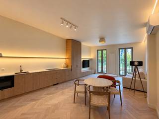 Cet appartement meublé d’une chambre, rénové et doté de finitions modernes, combine un intérieur lumineux avec une excellente situation sur la Waalsekaai, offrant une belle vue sur le Zuidpark.
Dès l’entrée, vous découvrez un séjour spacieux et lumineux avec une cuisine ouverte. Celle-ci est entièrement aménagée et équipée d’un lave-vaisselle, d’un réfrigérateur, d’un congélateur, d’un four et d’une plaque de cuisson à induction. Grâce aux grandes baies vitrées, le séjour bénéficie d’une belle luminosité naturelle et d’une vue dégagée sur le Zuidpark.
La chambre se situe à l’arrière, au calme, et dispose d’armoires encastrées. Dans son prolongement se trouve une salle de bains luxueusement aménagée, équipée d’une douche à effet pluie, d’un meuble vasque, d’un sèche-serviettes et d’un lave-linge. Un WC séparé est prévu dans le hall.
L’appartement fait partie d’un petit immeuble et a été rénové avec des matériaux durables et de qualité. Il dispose également de compteurs individuels, d’un PEB favorable, d’une cave privative et de faibles charges communes.
Grâce à son excellent Mobiscore, les transports en commun, commerces, cafés, restaurants et possibilités de stationnement se trouvent tous à distance de marche. Les principaux axes routiers sont également facilement accessibles.
Disponible à partir du 1 novembre 2026.
